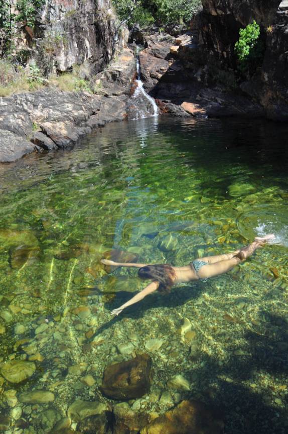 Mergulhando no poço de águas esverdeadas da Cachoeira do Paraíso, em Natividade - TO